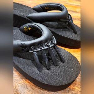 BEECH toe seperating flip flop sandals, black, size M